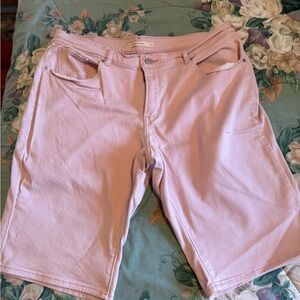 Women’s Light Pink Levi’s BermudaShorts, size 33.